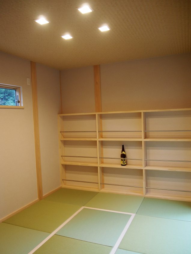 施工事例：こだわりの焼酎コレクションのある和室が魅力的なお家