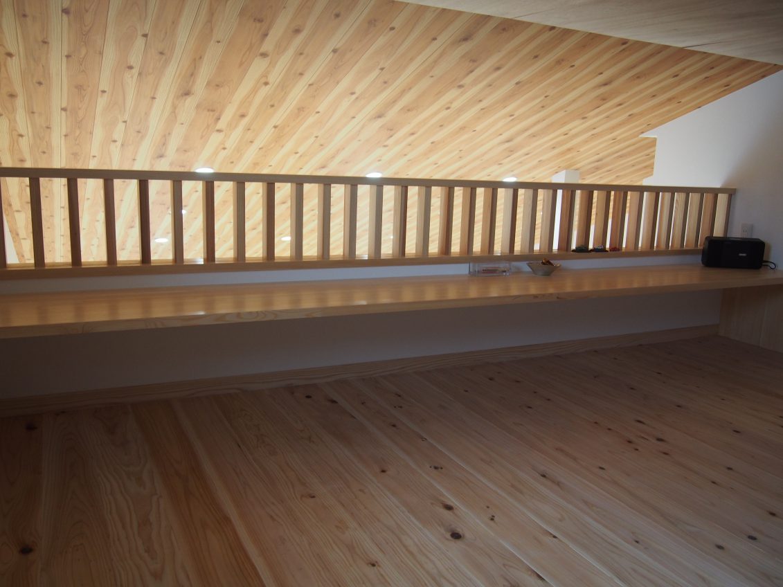 施工事例：板張りの勾配天井が魅力的なお家