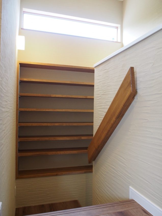施工事例：階段に大きな本棚があるお家