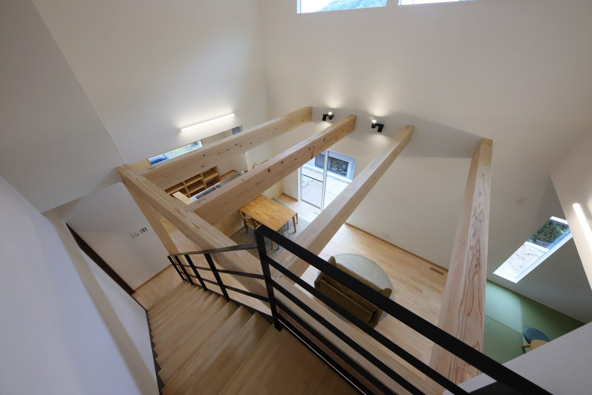 施工事例：大きな梁とストリップ階段が魅力的なリビングのある住まい