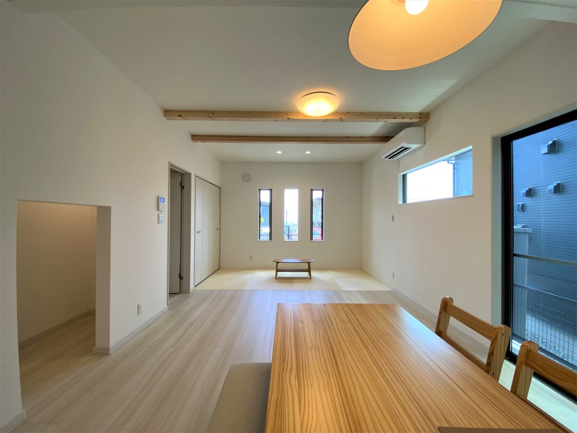 ２階の寝室には雄大な桜島を望む開放的なバルコニーがあって、夏の花火大会もお家で楽しむことができます♪
