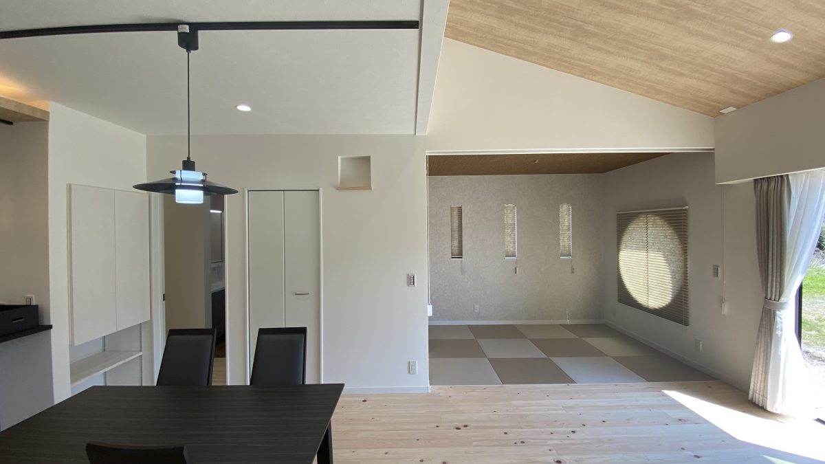 白・黒・グレーを基調とした内にも、ヒノキの床や木目調の天井が温かみをプラスします。
