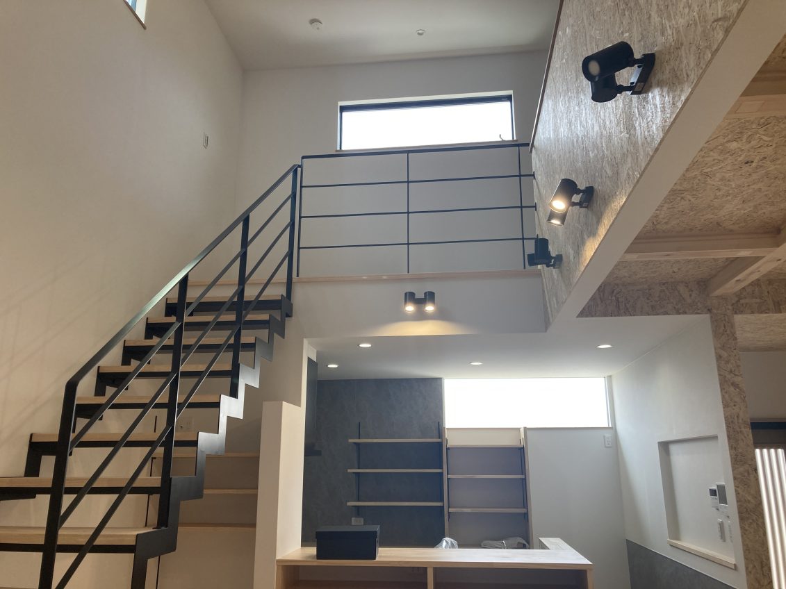 リビングに設けられたストリップ階段はモダンでお洒落な雰囲気を演出しています♪<br />
さらに天井の化粧梁によってお部屋に立体感が生まれアクセントとなっています。