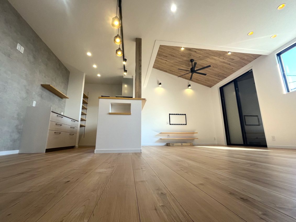 木目調の床に合わせて勾配天井にもアクセントクロスで木目調を採用することで統一感アップ！<br />
さらにシーリングファンを設置することでより快適でお洒落なお家に♪