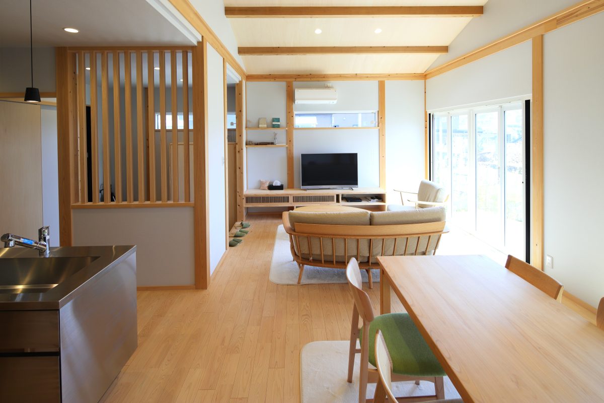 自然素材に包まれた、上質な暮らし。<br />
四万十ヒノキをはじめ、土佐漆喰や土佐和紙など、厳選された自然素材をふんだんに使用した平屋が誕生。<br />
身体に優しく、心地よい空間で、毎日をもっと豊かに。