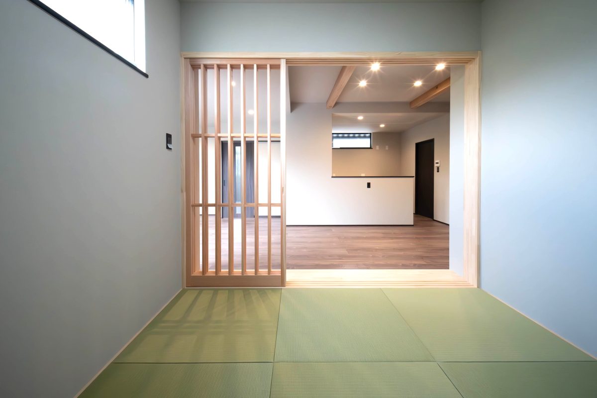 施工事例:和の趣とモダンが調和する、落ち着きあるリビング空間