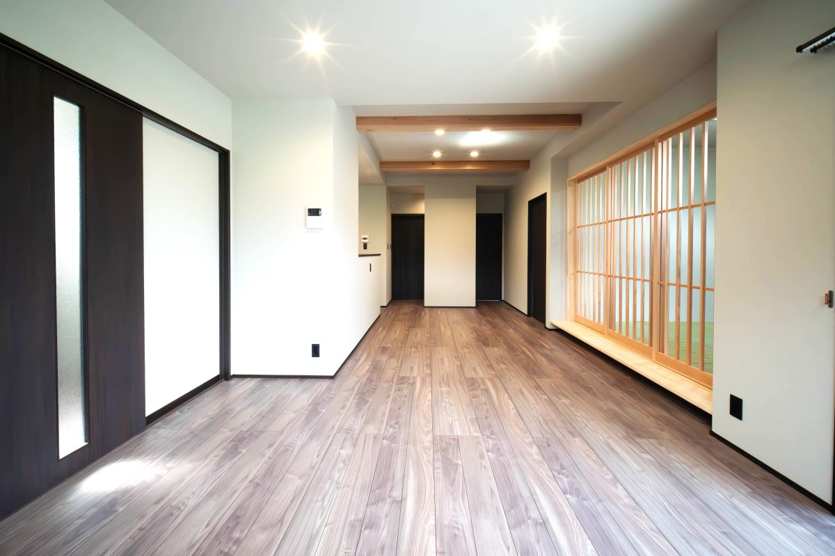 格子戸が美しい和モダンの空間と、優しい木目の温もり。<br />
ナチュラルで落ち着いたデザインが、日常に心地よさと癒しを届けてくれます。