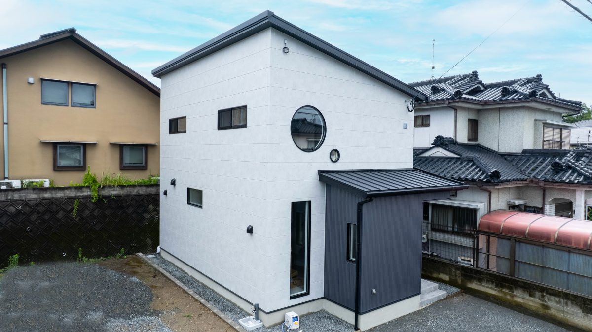 外観の丸窓や室内のトグルスイッチなど、暮らしの中にワクワクを感じる工夫がたくさん!<br />
オーナー様のこだわりが、日々の暮らしをちょっと楽しくしてくれる住まいです♪<br />
<br />