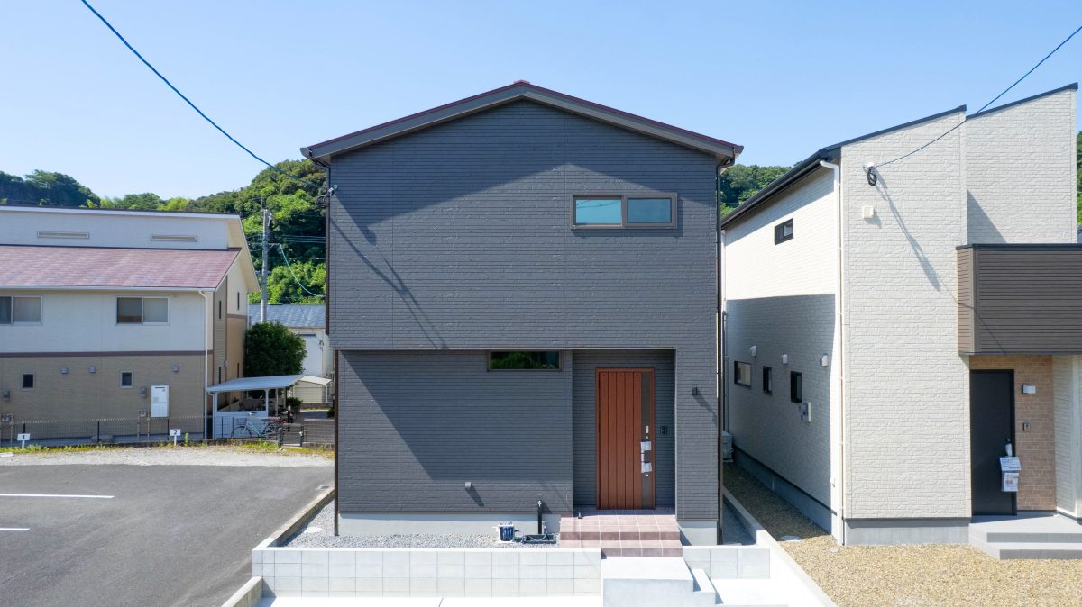 施工事例：赤と青が彩る、家族の個性が光るお家