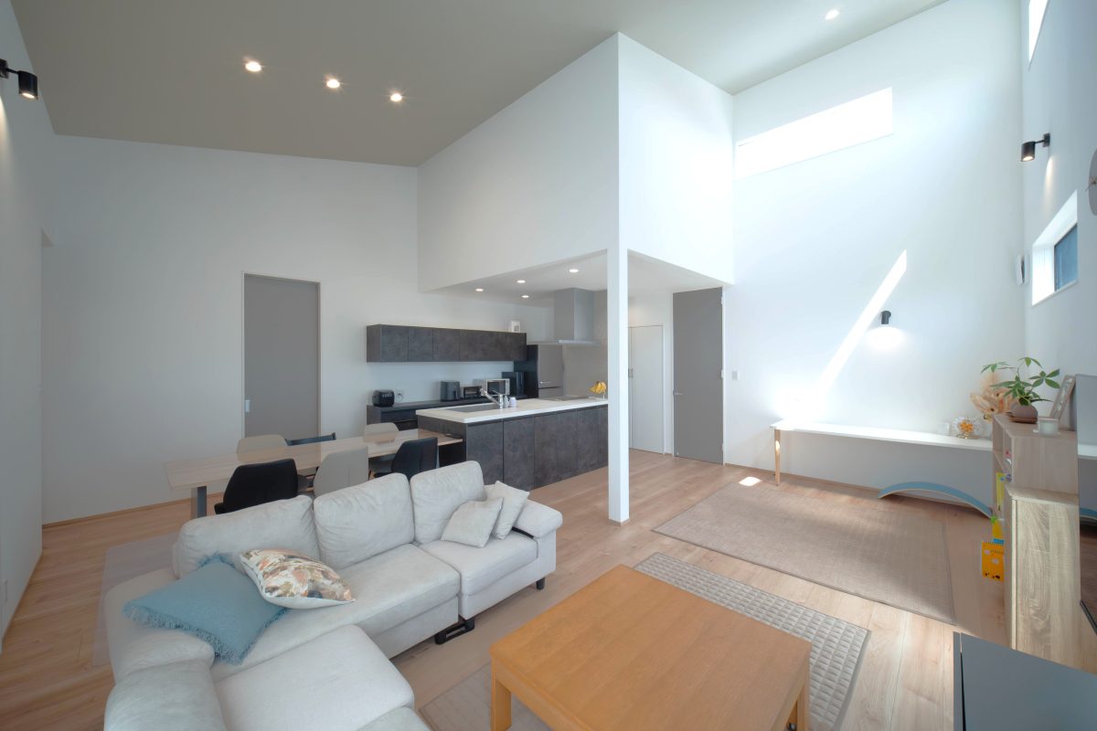 白と木目が心地よく調和した、シンプルであたたかな住まいです♪<br />
やわらかな光が差し込むリビングは、家族の時間を包み込む優しい空間です。<br />
無駄のない美しさと、暮らしやすさを兼ね揃えた、心整うお家です!