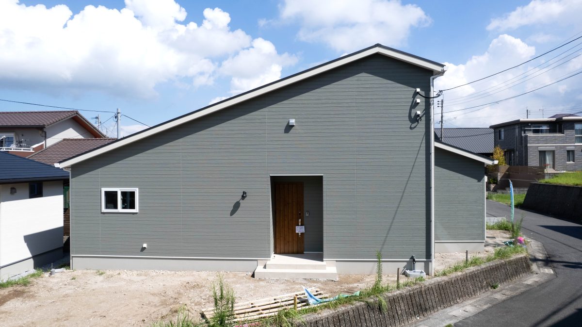 木の温もりを感じる明るい空間に、暮らしやすさ考えた間取りをプラス!<br />
自然と家族が集まるリビングを中心に、便利な収納やフリースペースも備えた心地よい住まいです。