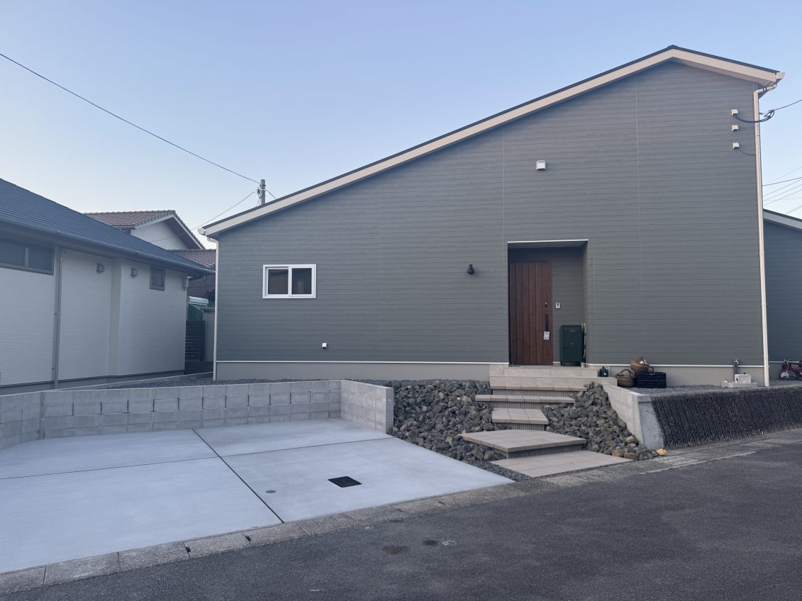 木の温もりを感じる明るい空間に、暮らしやすさ考えた間取りをプラス！<br />
自然と家族が集まるリビングを中心に、便利な収納やフリースペースも備えた心地よい住まいです。