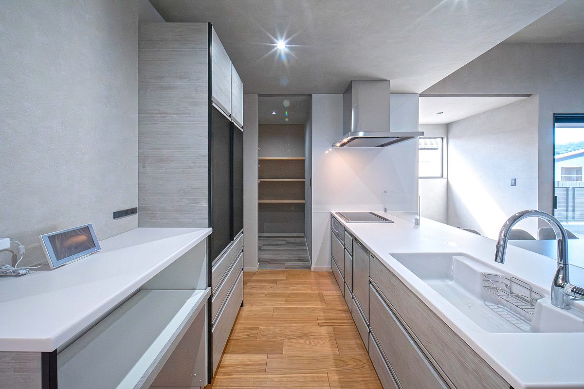 施工事例：屋根一面の太陽光が輝く、モダンスタイルのお家