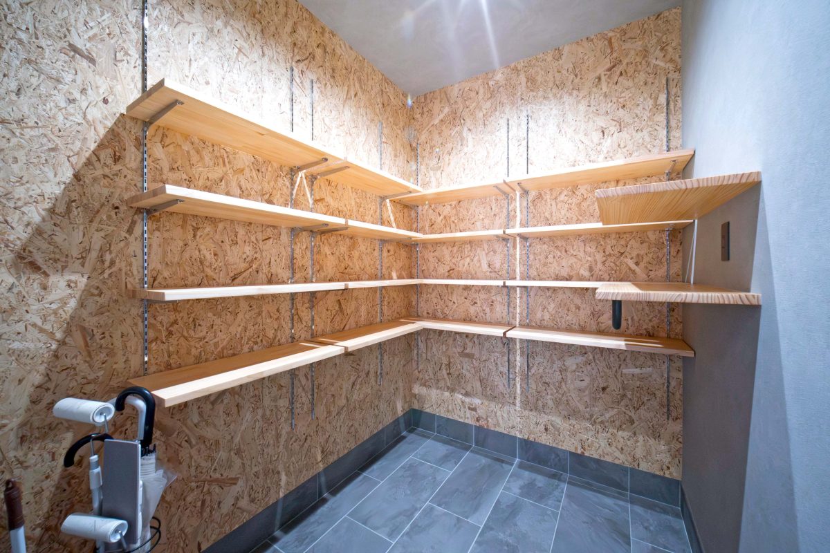 施工事例：屋根一面の太陽光が輝く、モダンスタイルのお家