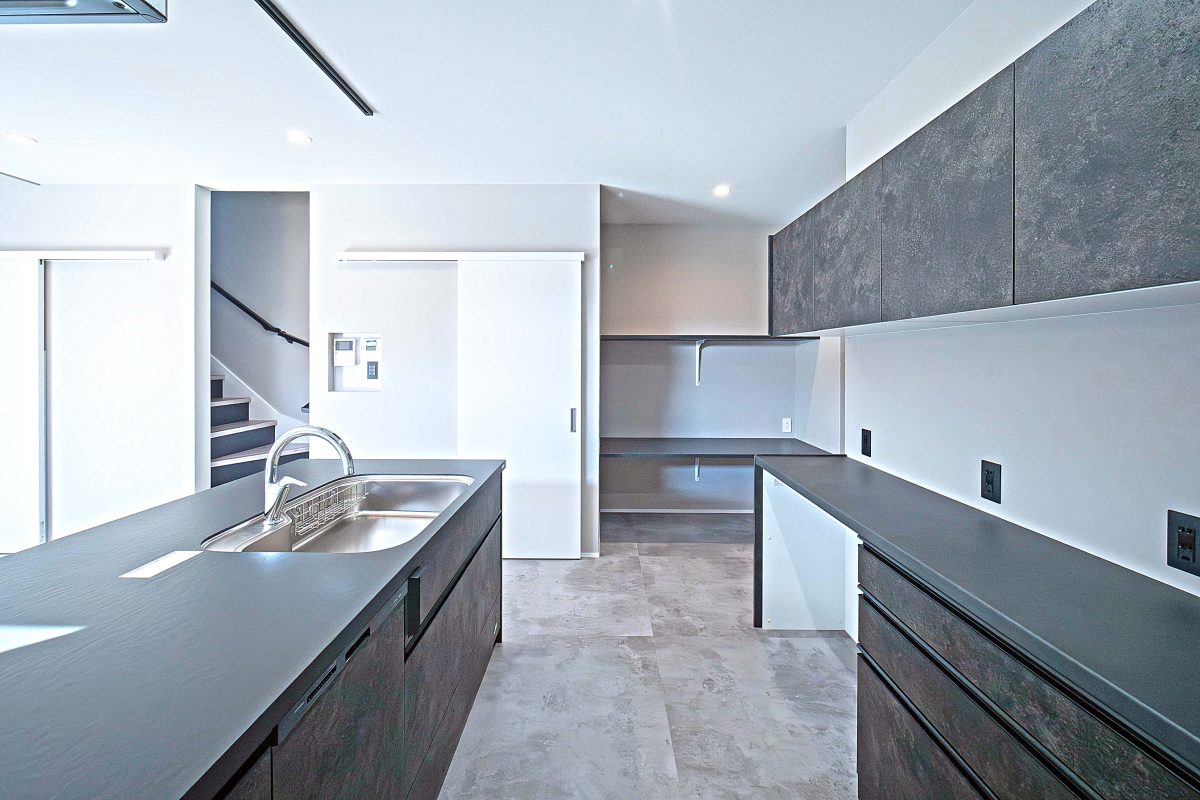 施工事例：上質なグレートーンが彩る、シックで美しいお家