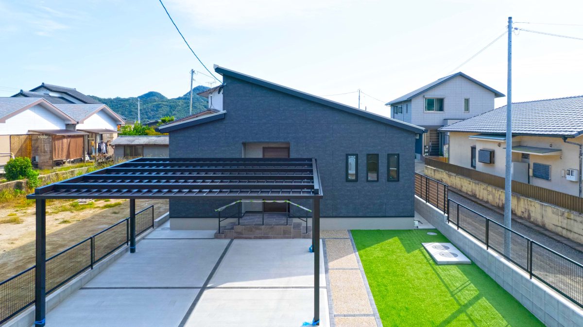 施工事例：屋根一面の太陽光が輝く、モダンスタイルのお家
