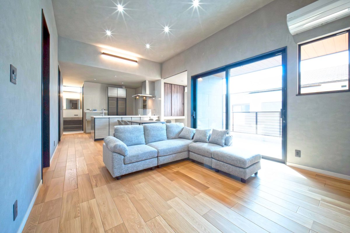 施工事例：屋根一面の太陽光が輝く、モダンスタイルのお家