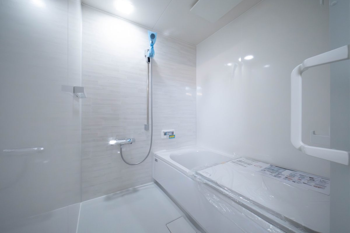 施工事例：屋根一面の太陽光が輝く、モダンスタイルのお家