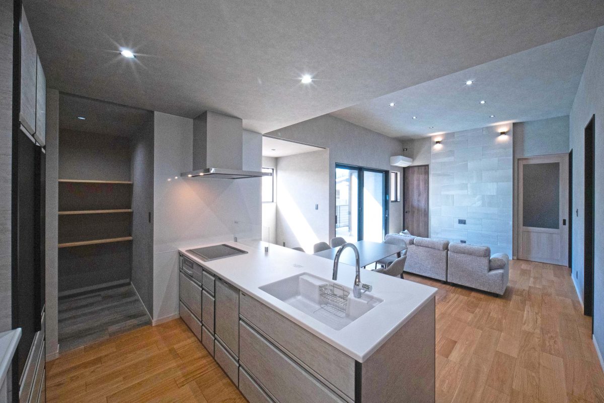 施工事例：屋根一面の太陽光が輝く、モダンスタイルのお家