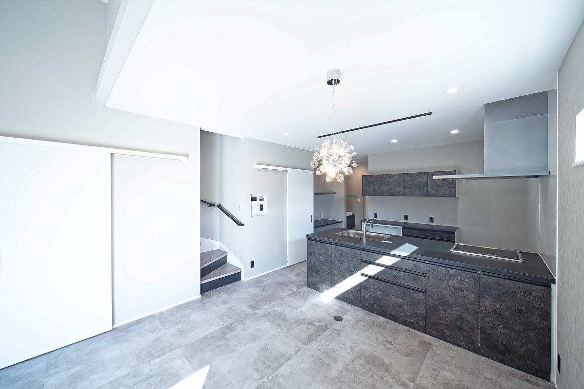 落ちついたトーンとやわらかな雰囲気に包まれた、心地よい暮らし。<br />
家族の会話が自然と生まれる、温かみのある住まいです。