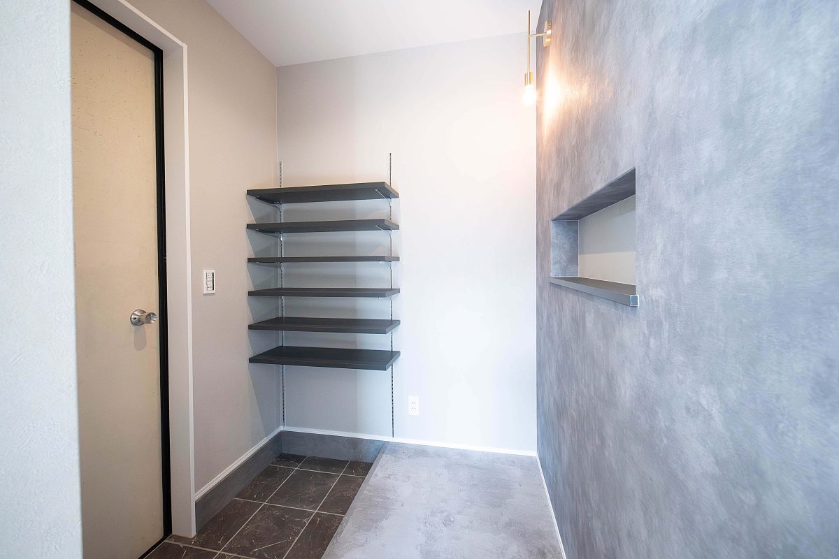 施工事例：上質なグレートーンが彩る、シックで美しいお家