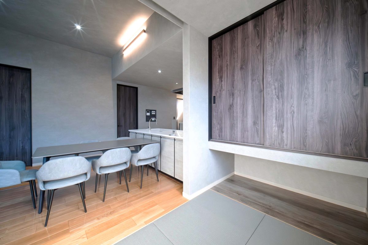 施工事例：屋根一面の太陽光が輝く、モダンスタイルのお家