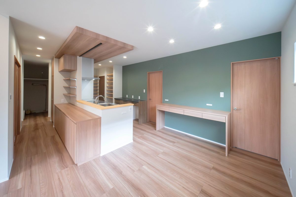 落ちついたグリーンと木目が心地よく調和した、カジュアルながらも<br />
上質さも感じるLDK。<br />
家族が自然と集まり、毎日の時間が優しく流れる住まいです。