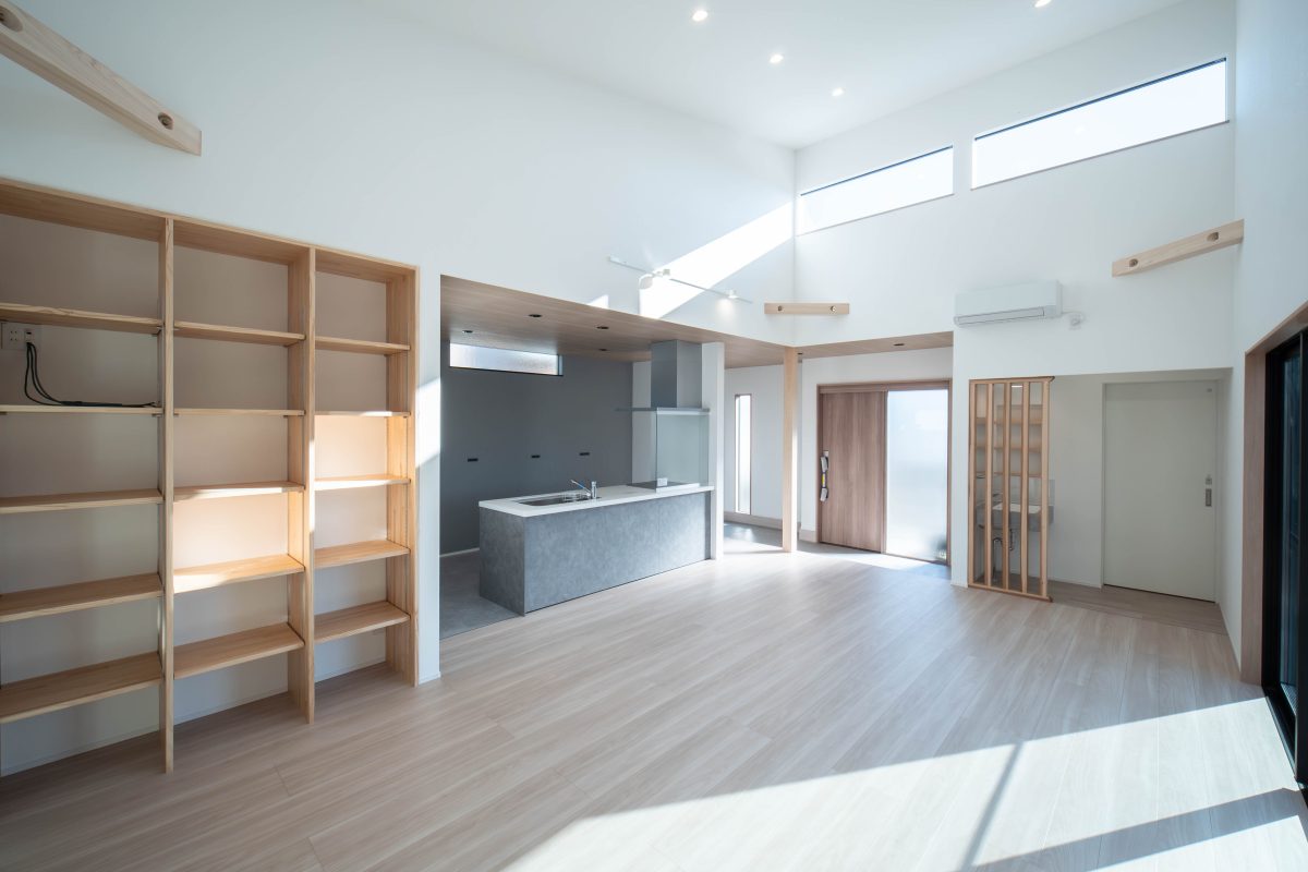 明るい木の質感と白を基調に、キッチンをグレーを効かせたLDK。<br />
開放感と上質さを兼ね揃えた空間に仕上げました✨