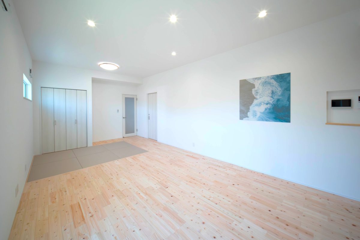 白を基調とした明るい室内に、木の床と壁面のアートが程よいアクセントをプラス。<br />
シンプルだからこそ、空間の広がりと心地よさが際立つお家です♪