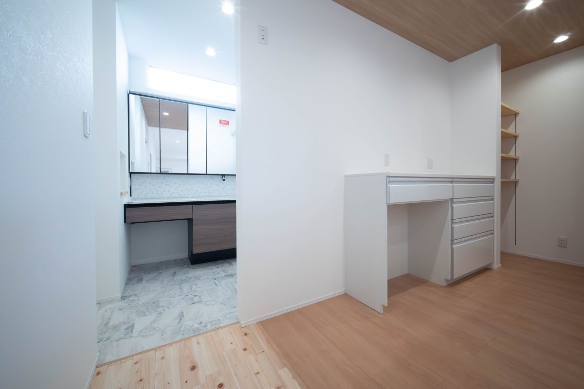 施工事例：白を基調に、アートが映える空間