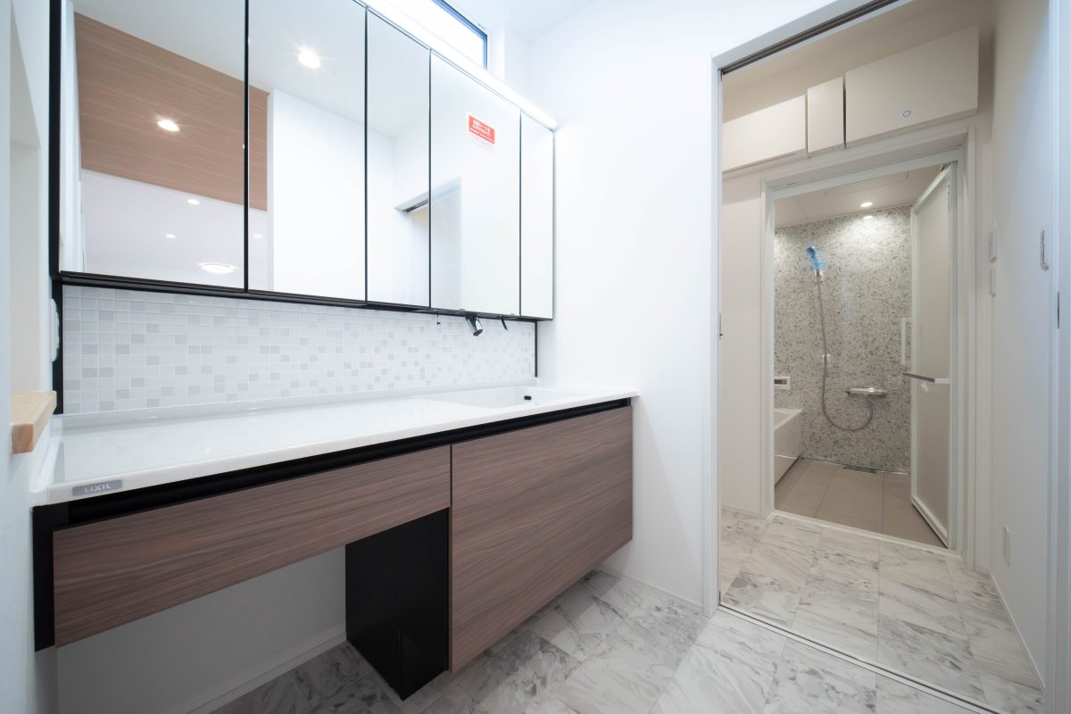 施工事例：白を基調に、アートが映える空間