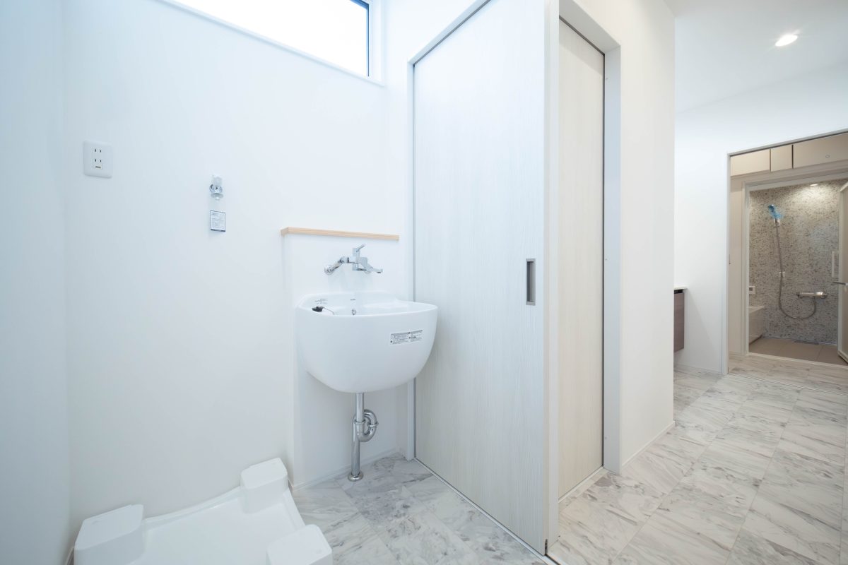 施工事例：白を基調に、アートが映える空間