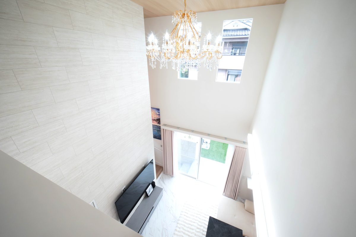 吹き抜けにきらめくシャンデリアが、住まい全体に<br />
上質な華やぎを添えるお家です✨<br />
また、愛猫のための専用スペースも設け暮らしやすさとデザイン性を<br />
両立した住空間が完成しました🐈