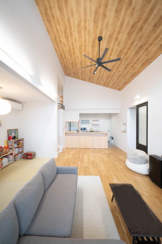 施工事例：光が巡る、吹き抜け×木天井の住まい