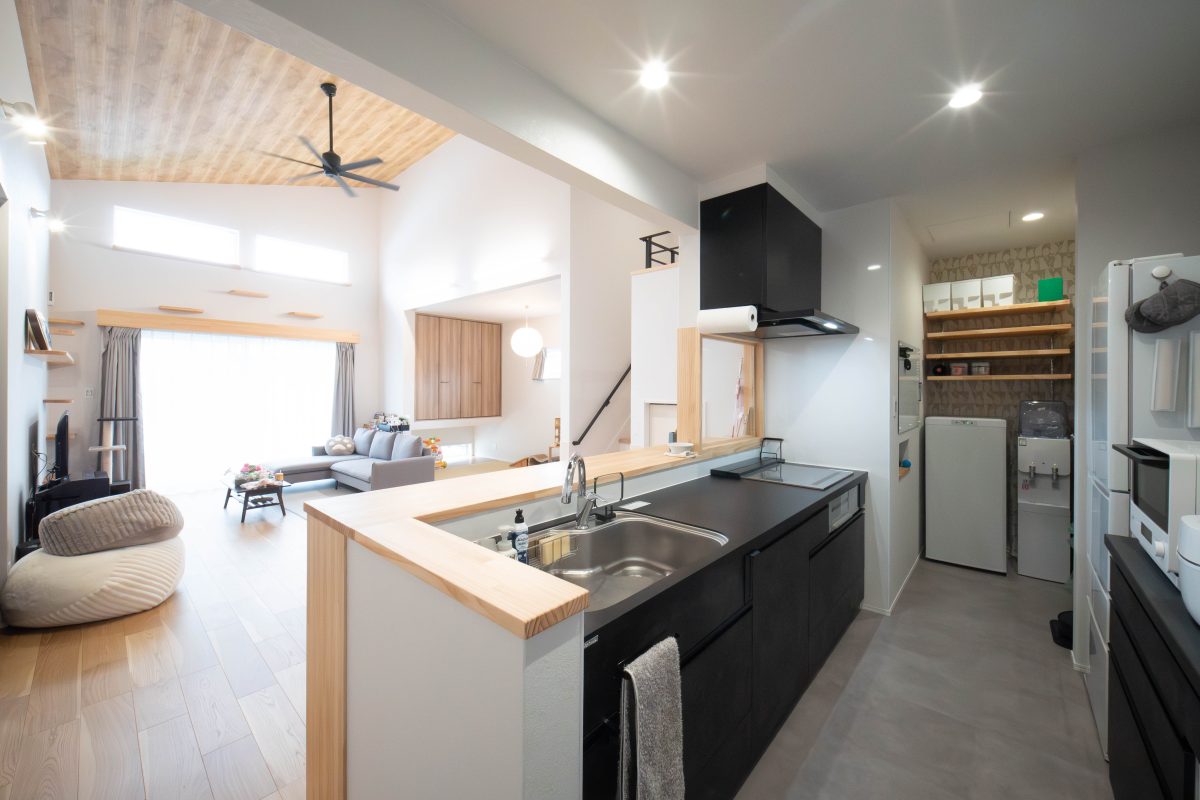 施工事例：光が巡る、吹き抜け×木天井の住まい