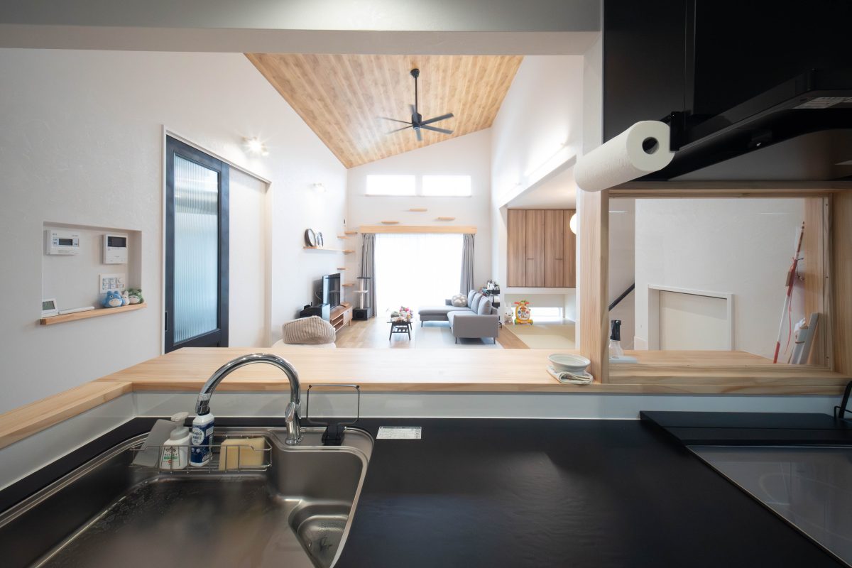 施工事例：光が巡る、吹き抜け×木天井の住まい