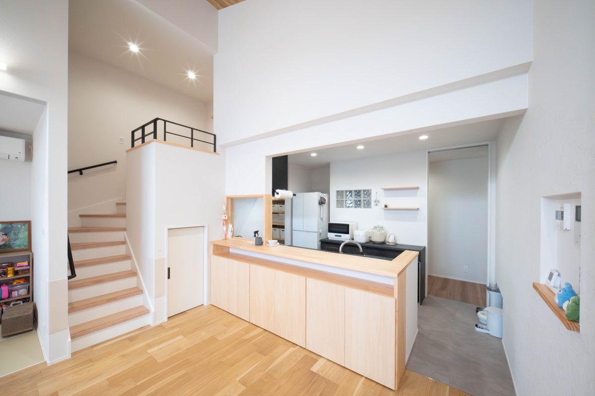 施工事例：光が巡る、吹き抜け×木天井の住まい