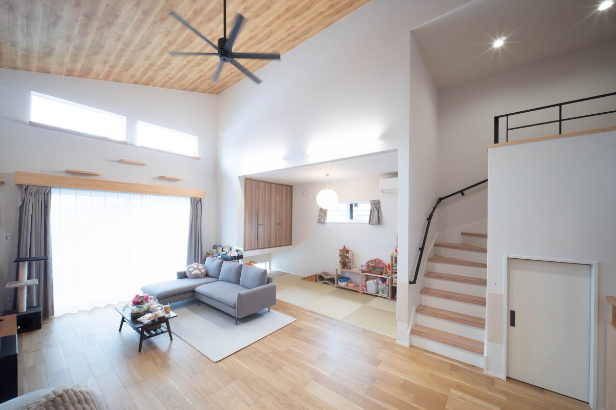 高い勾配天井のリビングには自然光がたっぷり差し込み、家族が自然と集まります。スキップフロアとその下の収納スペースは子供の遊び場にも、大人の趣味スペースにも変化♪<br />
