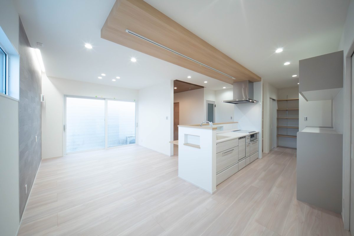 対面キッチンのある明るいLDKを中心に、水まわり・収納・和室を使いやすく配置。<br />
日々の動きやすさを考えた間取りが魅力のお住まいです✨