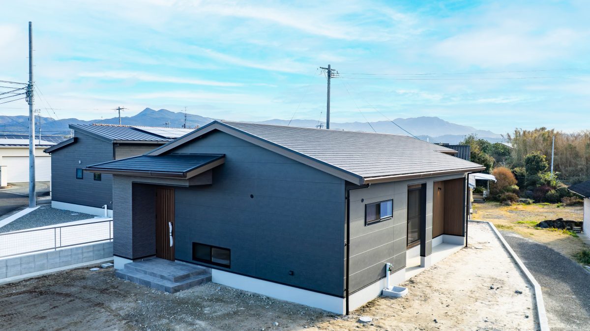 施工事例：勾配天井×ウッドデッキがつながる平屋