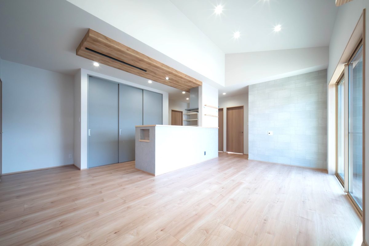 19.5帖の開放感なLDKとウッドデッキがつながる、光あふれる平屋の住まい。<br />
勾配天井が生み出す伸びやかな空間と、暮らしやすさに配慮した動線設計が魅力です✨