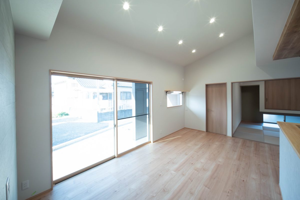 施工事例：勾配天井×ウッドデッキがつながる平屋