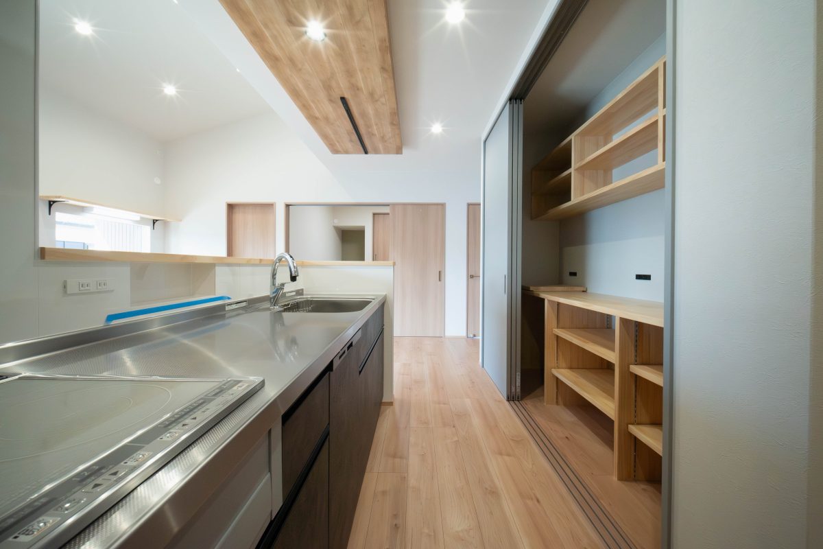 施工事例：勾配天井×ウッドデッキがつながる平屋