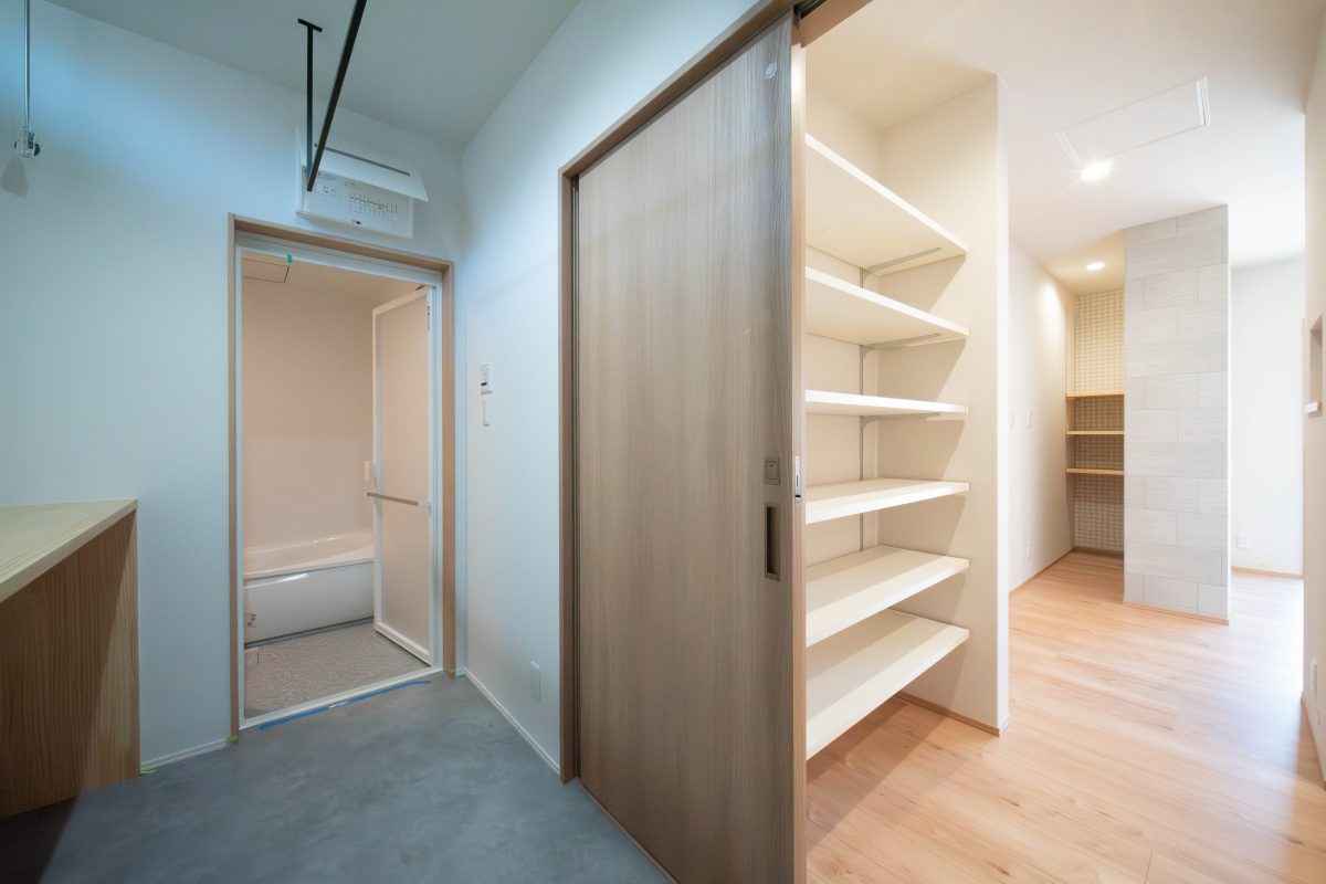 施工事例：勾配天井×ウッドデッキがつながる平屋